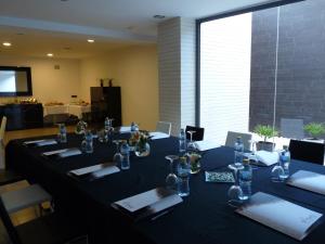 a meeting room with a long black table with chairs at Hotel Spa Niwa in Brihuega +51 photos