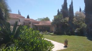 una casa con un patio con una maceta en Villa Le Clos Fleuri, en Narbona