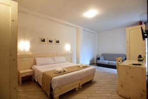 En eller flere senger på et rom på Camere Le Vie di Omero