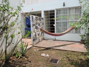 una hamaca en el patio delantero de una casa en Cumbres de San Francisco, en San Salvador