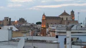 una vista di una città dal tetto di un edificio di Senza Pensieri a Galatone