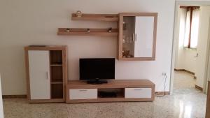 un soggiorno con TV su un tavolo di Senza Pensieri a Galatone