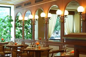 Restaurant o iba pang lugar na makakainan sa Athens Atrium Hotel & Jacuzzi Suites