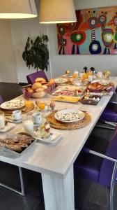 uma mesa longa com pratos de comida em Halte 46 Weert em Weert