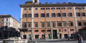 ローマにあるPiazza Colonna Apartment - Charme Homesの噴水のある大きな建物