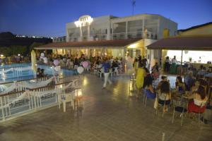 Bazén v ubytování Eleni Hotel nebo v jeho okolí + 37 fotografií