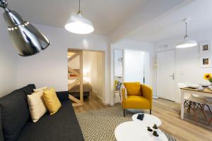 リスボンにあるWHome | Alfama Premium Apartmentのリビングルーム(ソファ、テーブル付)