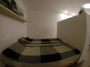 ペーチにあるBelváros Apartmanのベッドルーム1室(1室はプライドベッド付)