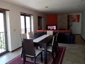 ジェレスにあるA nossa Casa Gerêsのテーブルと椅子とソファのあるダイニングルーム
