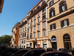 ローマにあるDomus Farneseの車が目の前に停まった大きな建物