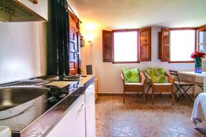 una cocina con fregadero y estufa horno superior en Loma Los Pelones 78, en Viñuela 14 fotos más