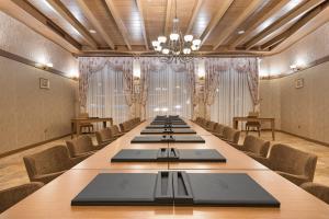 a conference room with a long table and chairs at Sarıkonak Boutique & Spa Hotel Amasya in Boğazköy +39 photos