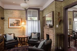 a living room with chairs and a fireplace at Monte Cristo Bed and Breakfast in San Francisco