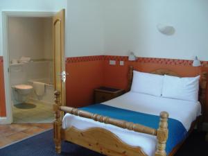 Katil atau katil-katil dalam bilik di Manor House Hotel