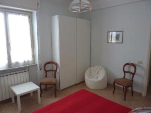 ローマにあるTommy Guest House Romaのベッドルーム1室(椅子2脚、白いキャビネット付)