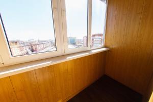オレンブルクにあるApartment Green on Tereshkovoy 10/5の空き部屋で、市街の景色を望む窓が2つあります。