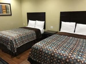 מיטה או מיטות בחדר ב-Berkshire Motor Hotel