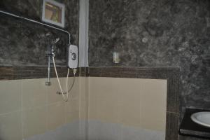 Koupelna v ubytování Baan Chid Talay + 37 fotografií
