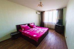 Apartment on Tereshkovoy房間的床