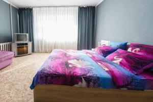 Ein Bett oder Betten in einem Zimmer der Unterkunft Apartment Purple on Tereshkovoy 10/2