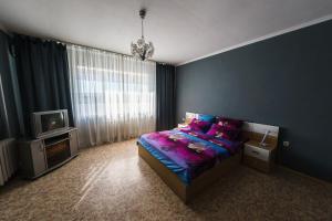 Giường trong phòng chung tại Apartment Purple on Tereshkovoy 10/2