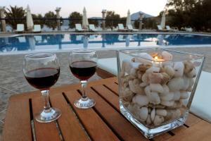 Bazén v ubytování Lagada Beach Hotel nebo v jeho okolí