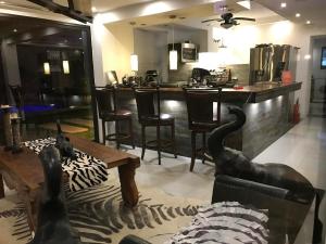a living room with a bar with chairs and a table at Bali in San Gregorio de Polanco