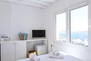 Uma TV ou centro de entretenimento em La Maison Blanche