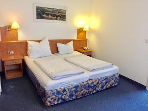 Un pat sau paturi într-o cameră la Hotel Kull von Schmidsfelden