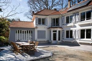 una mesa y sillas frente a una casa en BREVOCEAN Chb calme Côte Atlantique en Saint-Brévin-lʼOcéan