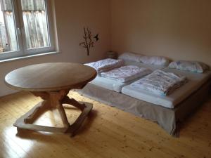 um quarto com uma cama e uma mesa de madeira em Idyllisches Ferienhaus im Fichtelgebirge em Nagel