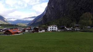ein Dorf auf einem Feld mit Bergen im Hintergrund in der Unterkunft Alps 3000-1 in Umhausen