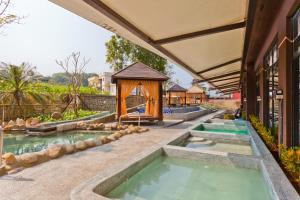 Swimming pool sa o malapit sa The Loft Seaside Suites