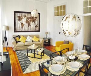 リスボンにあるBest apartment in Baixa-Chiadoのリビングルーム(テーブル、ソファ付)