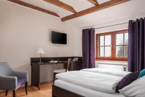 Tempat tidur dalam kamar di Aneta Hotel & Restaurant