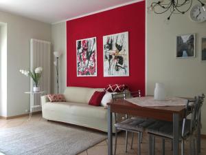 uma sala de estar com um sofá e uma mesa em Casa Ducati em Riva del Garda