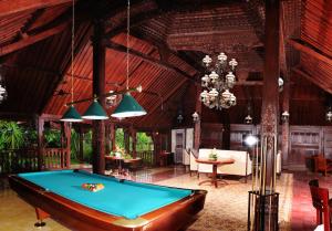 einem Billardtisch in der Mitte eines Zimmers in der Unterkunft Diamond Beach Villa Lombok in Tanjung