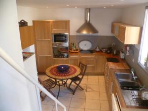 Ett kök eller pentry på Villa du Bau Rouge