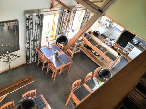 una vista aérea de un comedor y cocina con mesa y sillas en Mattisgården Bed & Breakfast en Östra Ljungby
