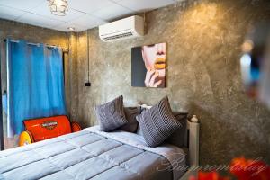 沙美島的住宿－班羅塔萊旅館，一间卧室设有一张床和一面墙