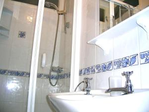 A bathroom at Harrington Guest House