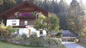 ein Haus mit Blumenkästen darüber in der Unterkunft Ferienwohnung Beate Hassler in Berg im Drautal