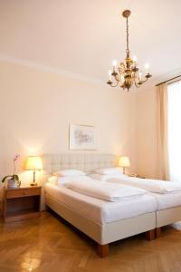 Łóżko lub łóżka w pokoju w obiekcie Hotel Schwalbe