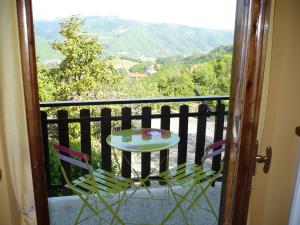 d'une table et de chaises sur un balcon avec vue. dans l'établissement La Casa Dei Ricordi, à Castino