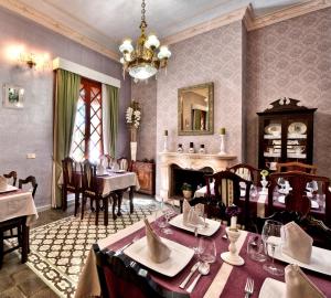 Reštaurácia alebo iné gastronomické zariadenie v ubytovaní Hotel Casa Ceremines