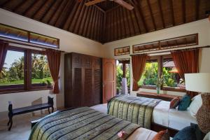 En eller flere senge i et værelse på Satori Villas Bali + 49 billeder