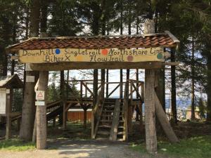 ein Schild für einen Spielplatz mit Holzkonstruktion in der Unterkunft Hahnenklee Ferienpark 136 in Goslar