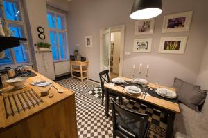 eine Küche und ein Wohnzimmer mit einem Tisch und einem Sofa in der Unterkunft Wishlist Old Prague Residences - New Town in Prag