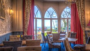 Гостиная зона в Langstone Cliff Hotel