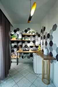リメナリアにあるVilla Fylaktosの黒と白の模様の壁のキッチン